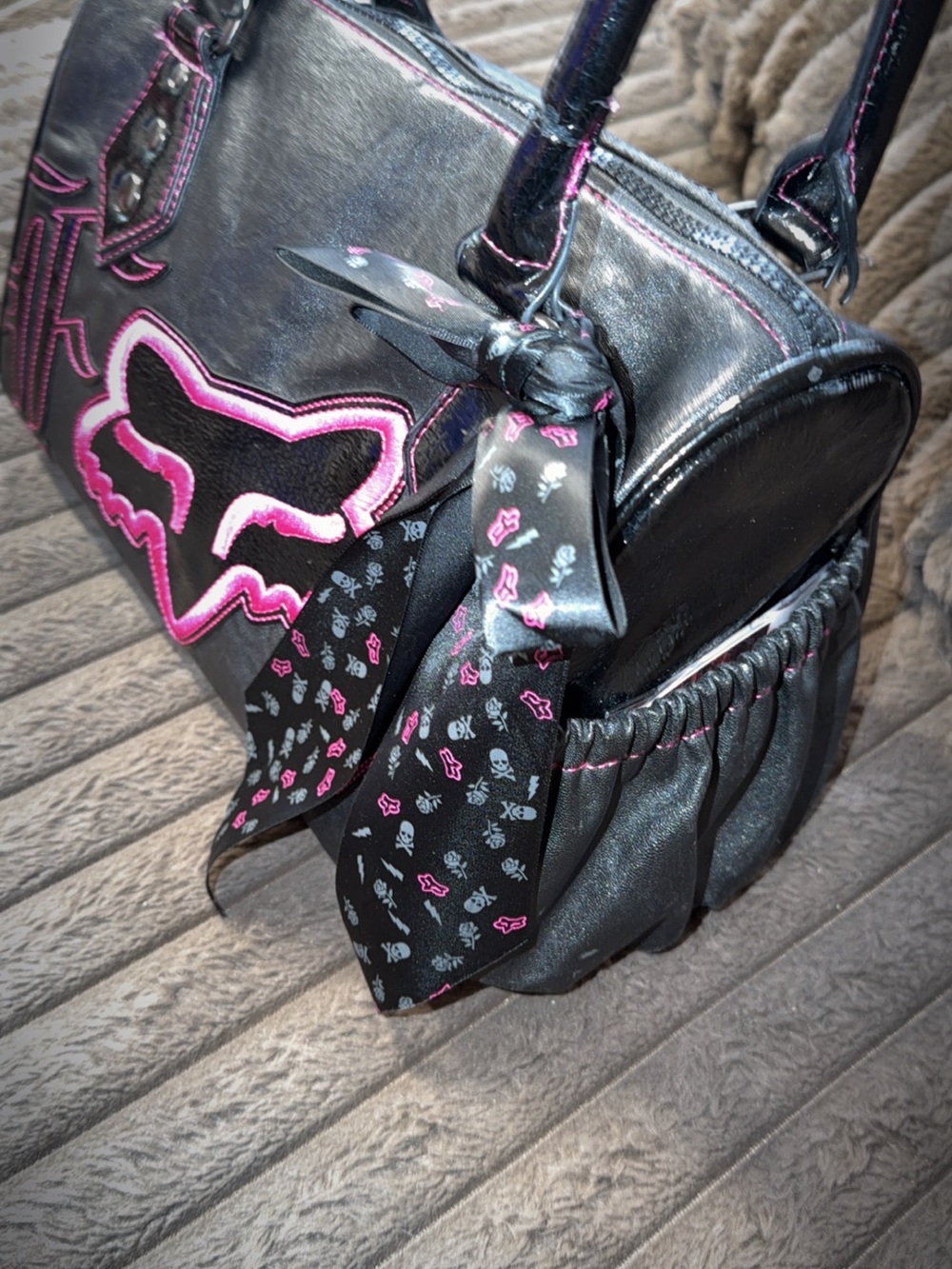 Rare Vintage Fox Racing Black & Hot Pink Ride On! With FOX charm included - Picture 4 of 8
